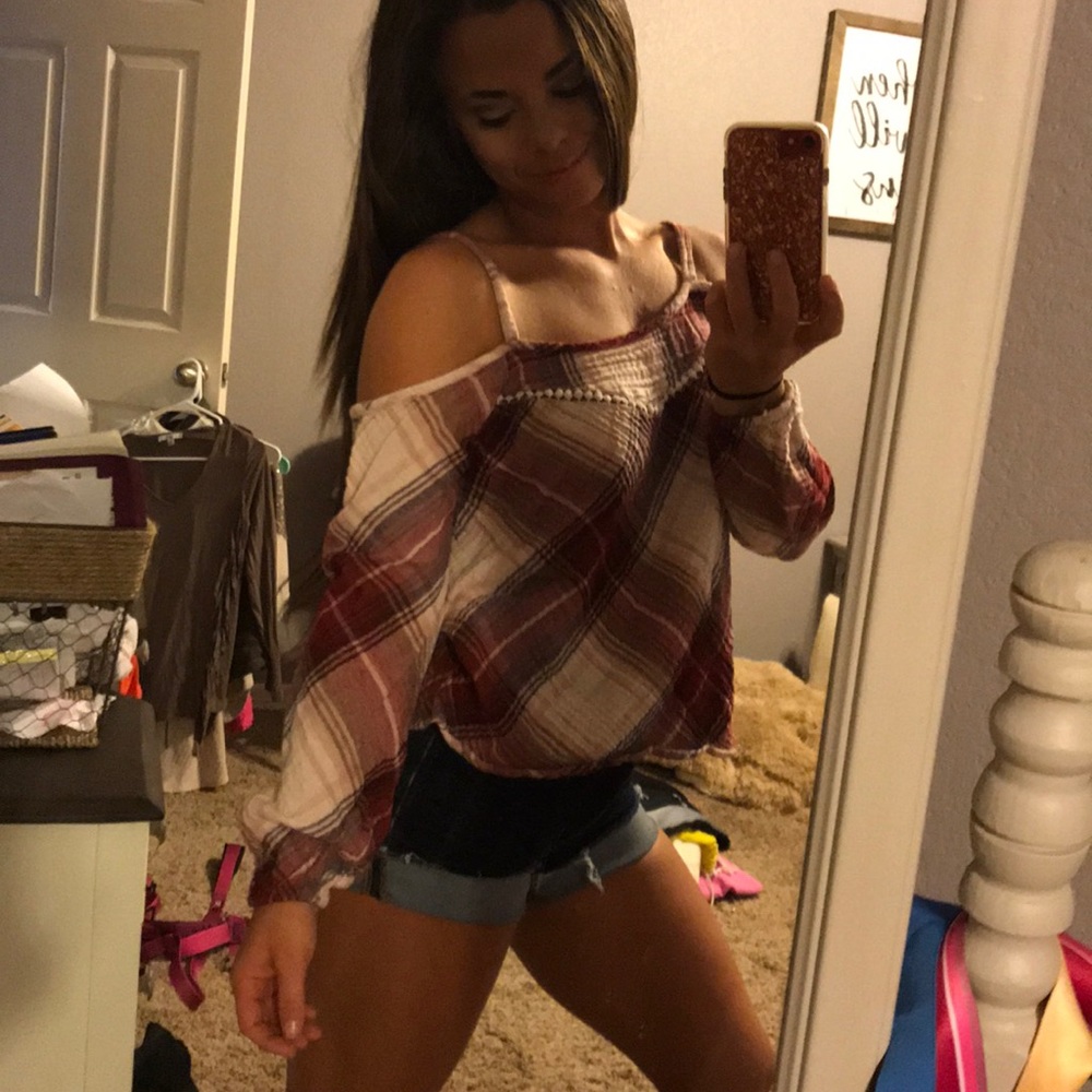 Long sleeves open shoulders